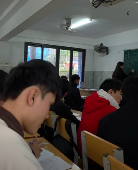 Một ngày tại lớp học tiếng Trung chuyên ngành tại HNIVC